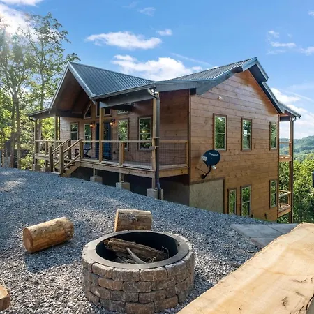 New / 3 King Suites / Sleeps12 / View / 5 Mi To Pf / Hot Tub